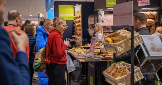 odwiedzający na targach gastrotargi smakki przy stoisku panesco