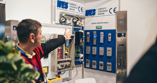 wystawca na targach liftexpo poland organizowanych przez lentewenc pokazuje na rozwiązanie dla wind
