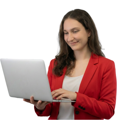 kobieta w czerwonej marynarce trzyma laptopa i lekko się uśmiecha