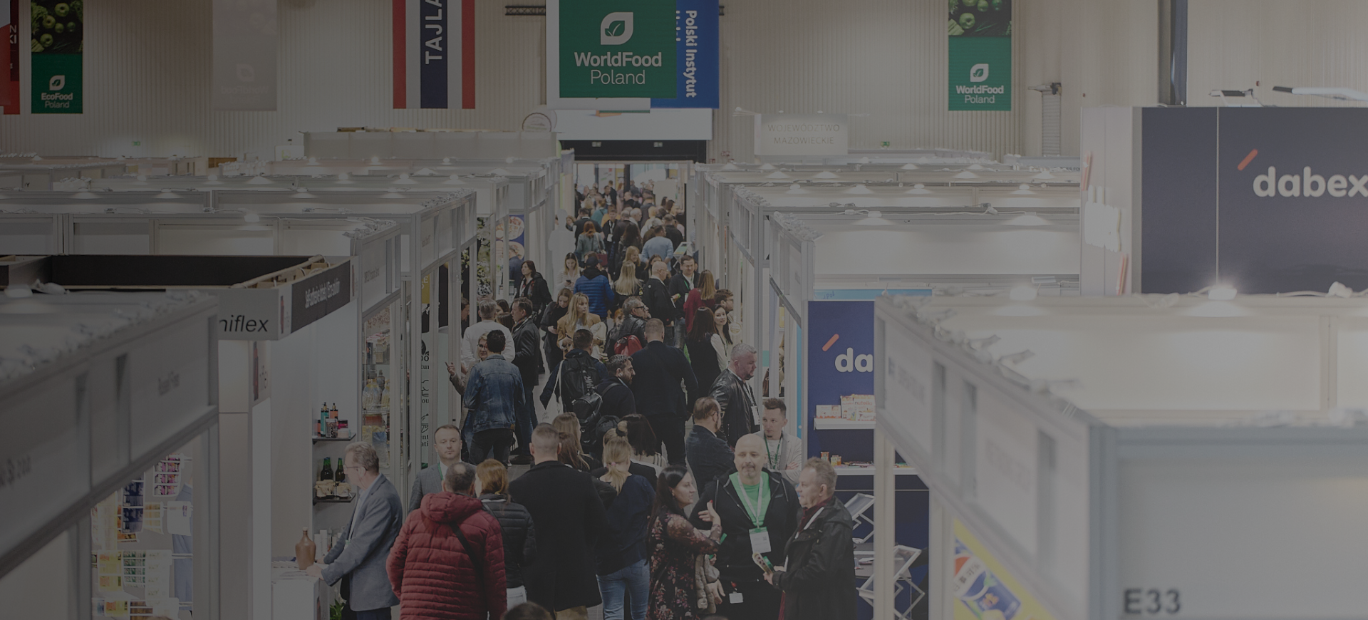 odwiedzający na hali targowej podczas worldfood poland organizowanych przez lentewenc